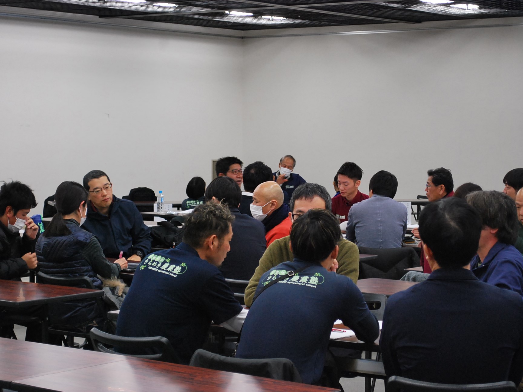 たくさんのグループでディスカッションする様子