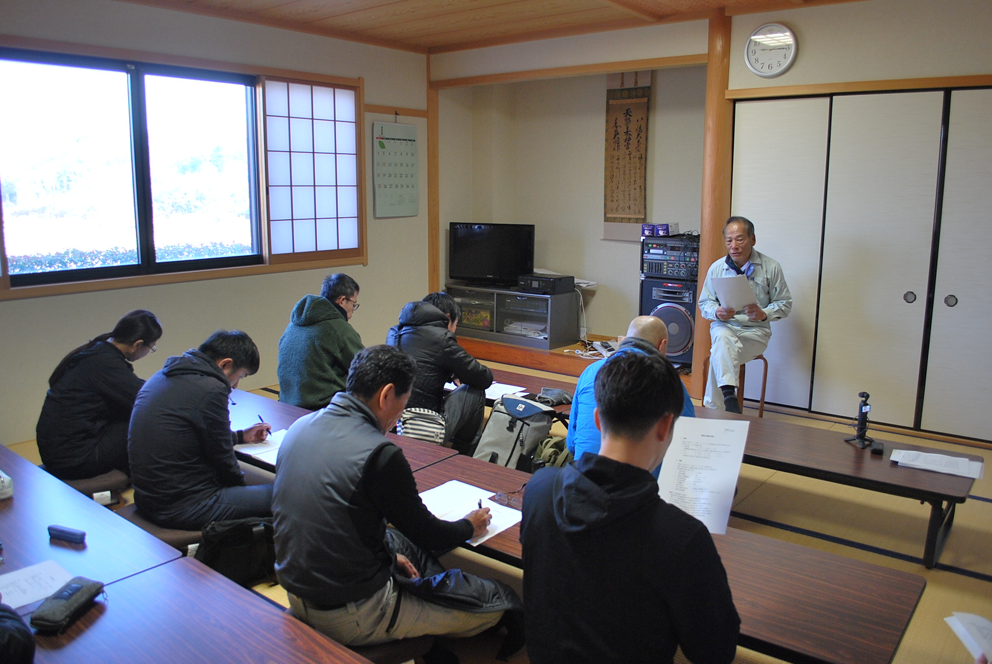 和室で熱心に勉強する生徒たち