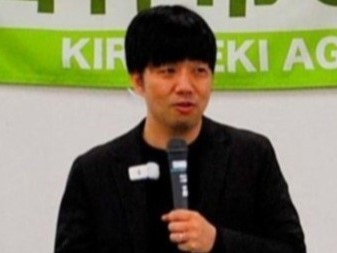 マイクを手に挨拶する佐川さん
