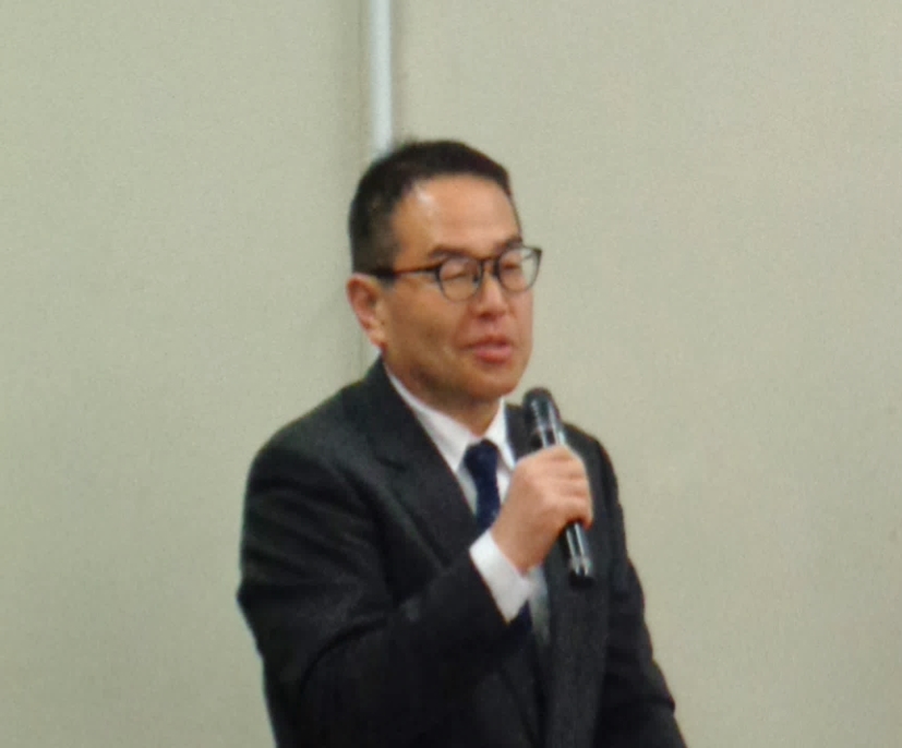 マイクを手に挨拶する志知局長