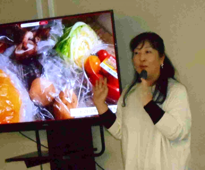 モニター前で説明する副島准教授