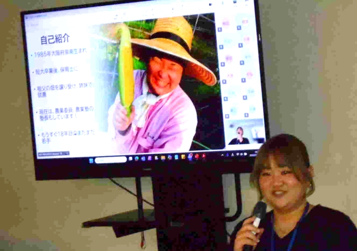 モニター前で説明する立道さん