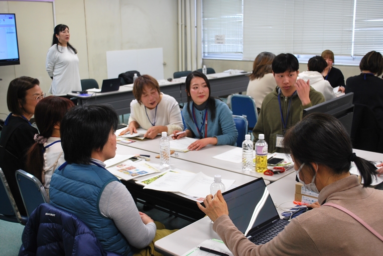 モニターを見ながら６人グループがトークする様子