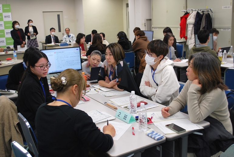 5人で熱心にグループトークする様子