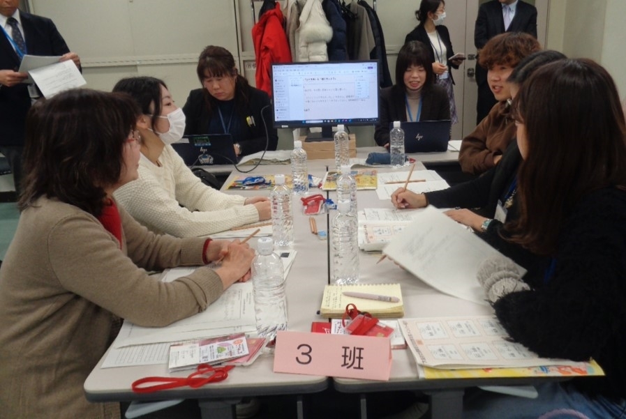 メモをとりながら5人でグループトークする様子