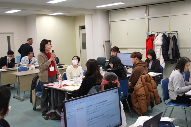 グループトークの内容をマイクを手に発表する様子