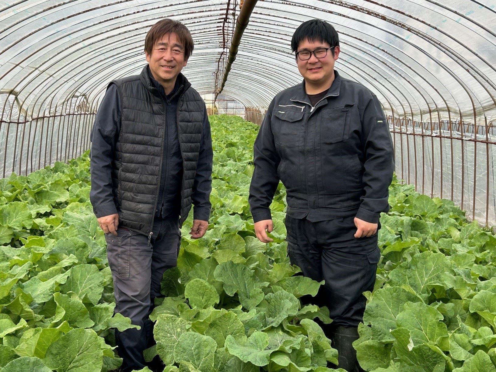 笑顔でハウス内に立つ２人