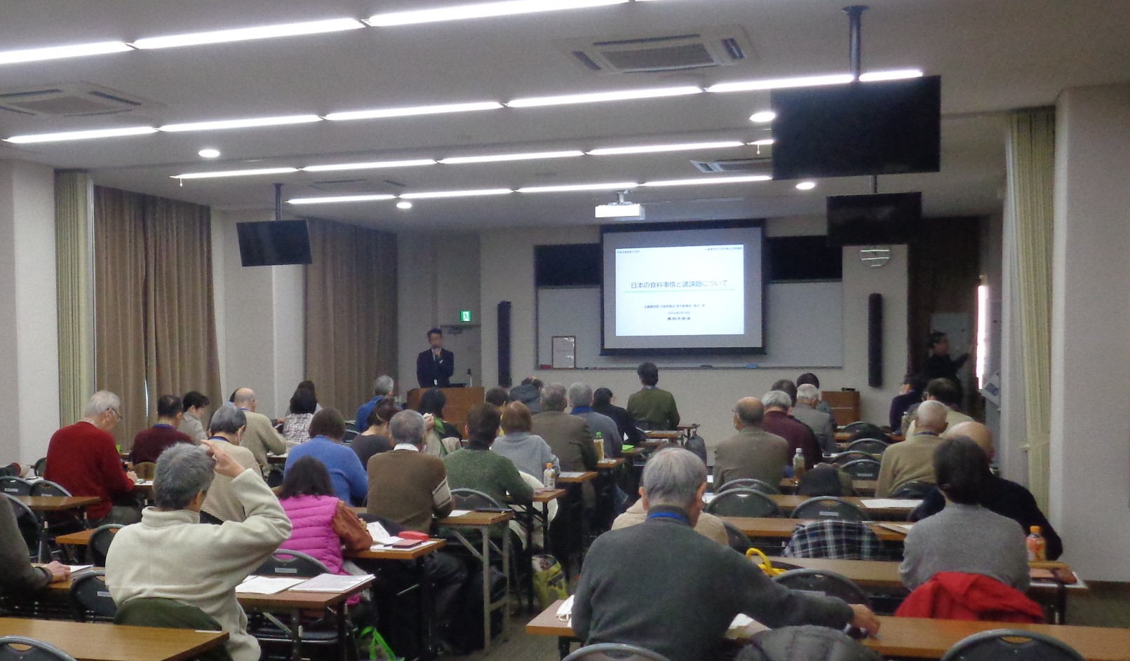 後方から部屋全体の様子