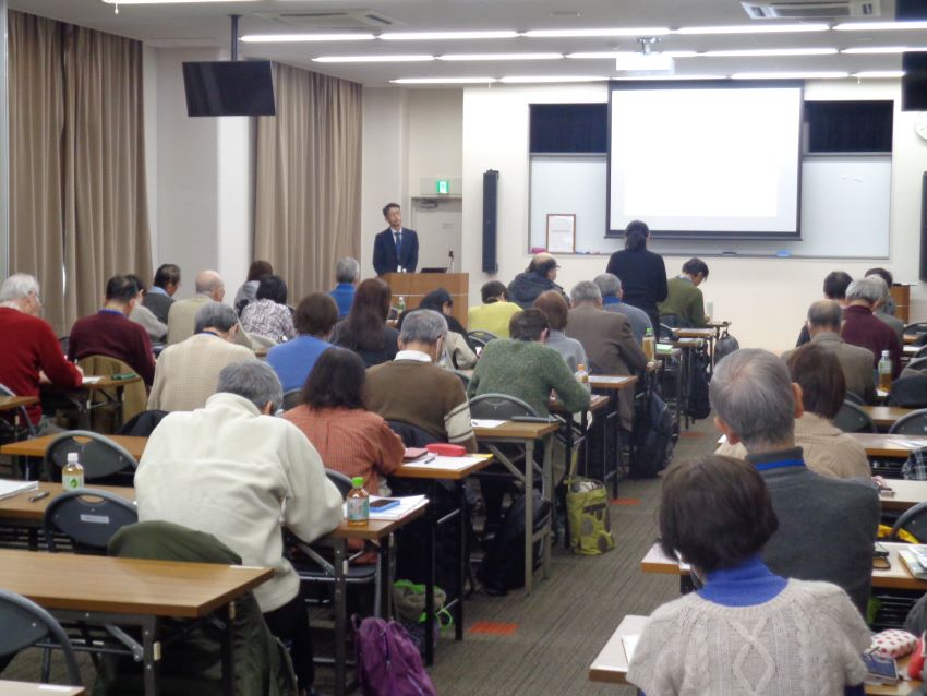 前方に座っている女性が立って質問する様子