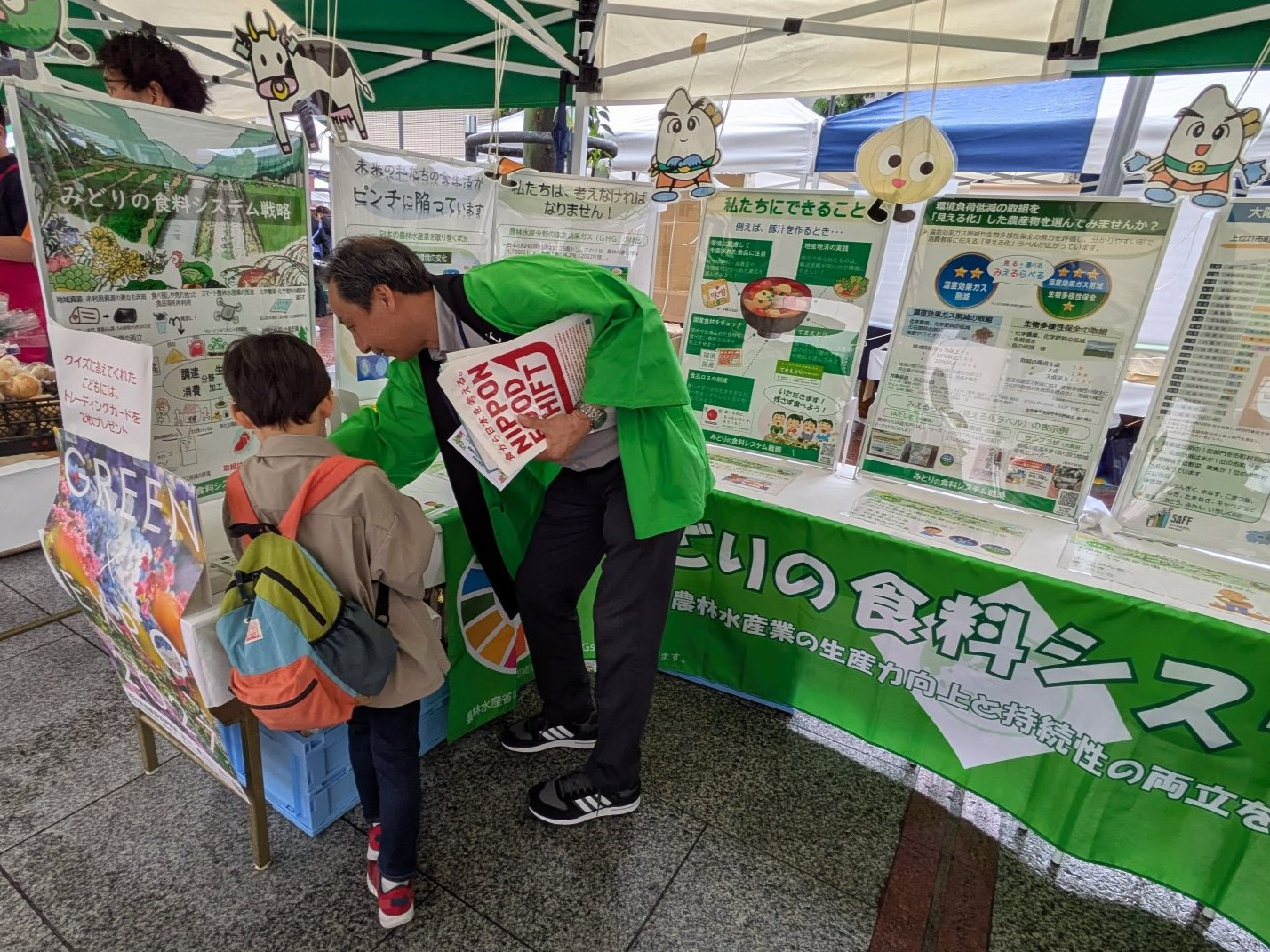 大阪府拠点ブースでみどりクイズに挑戦する子ども