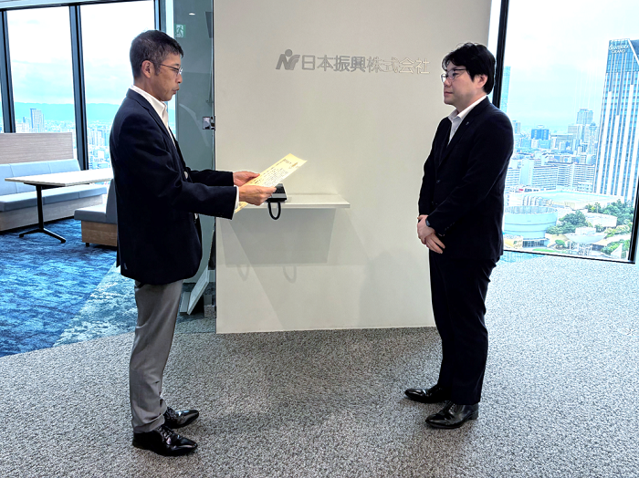 感謝状を読み上げる有江地方参事官