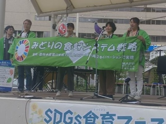 舞台で挨拶する大阪府拠点の職員