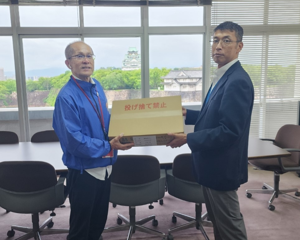 有江地方参事官から東さんへ段ボールを手渡す