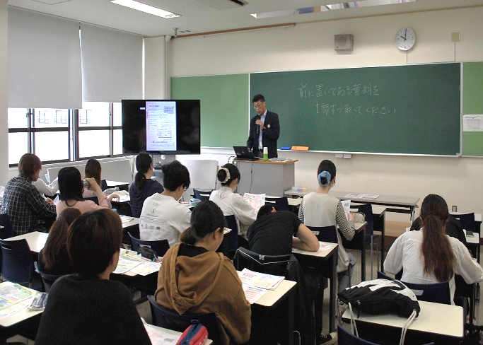 資料をモニターに投影して説明する有江地方参事官