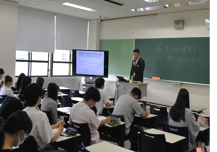 メモを取りながら熱心に受講する生徒たちの様子