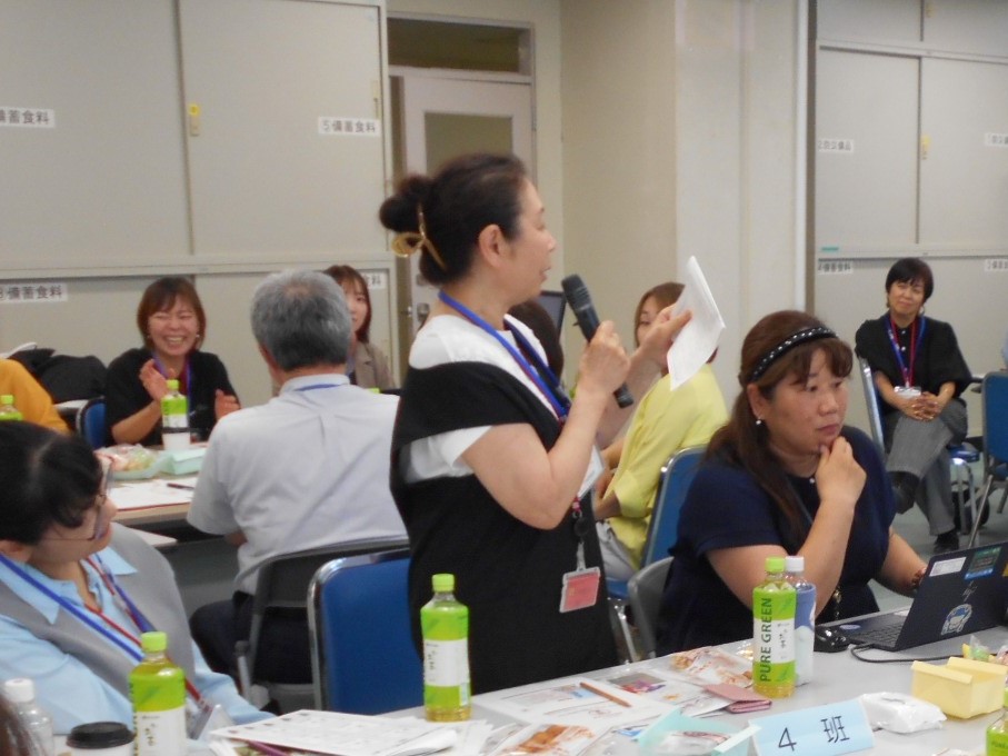 メモを手に発表する様子