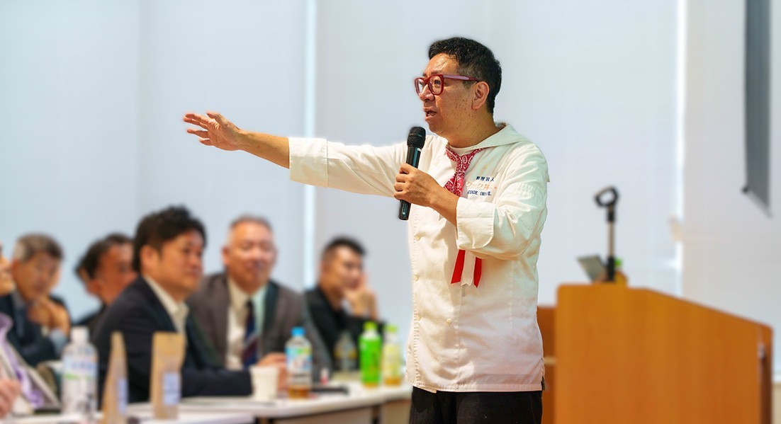 料理芸人クック井上。氏による講演の様子