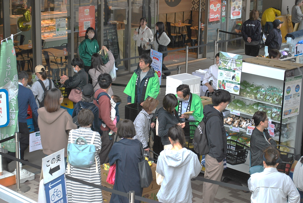 大盛況の青果朝市