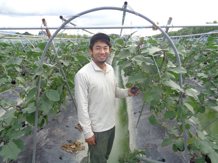 なすを手ににこやかな大村さん