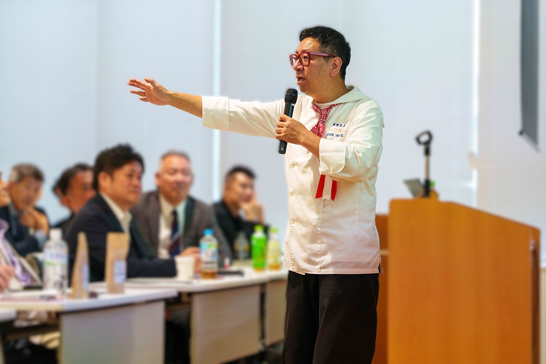 料理芸人クック井上。氏による講演の様子
