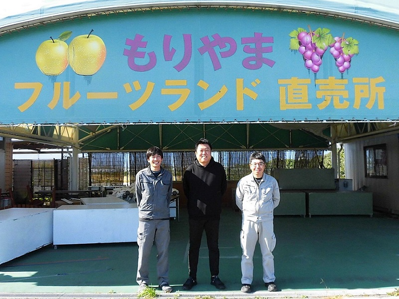直売所の前で