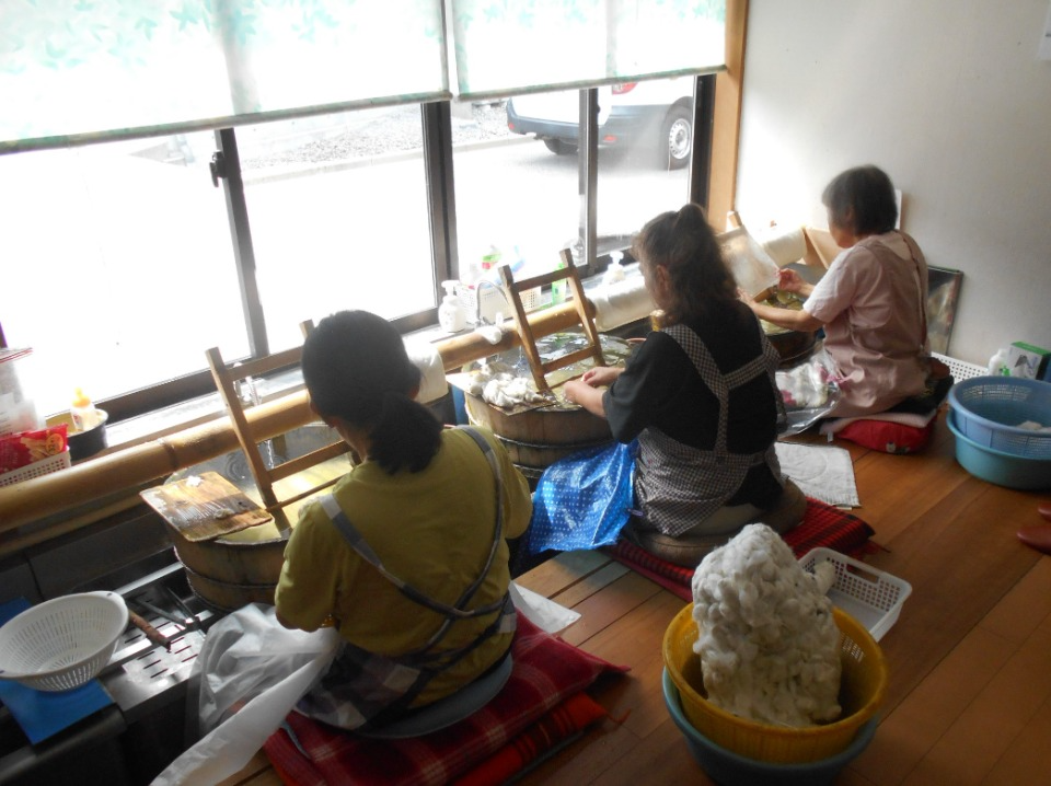 職人による角真綿づくり