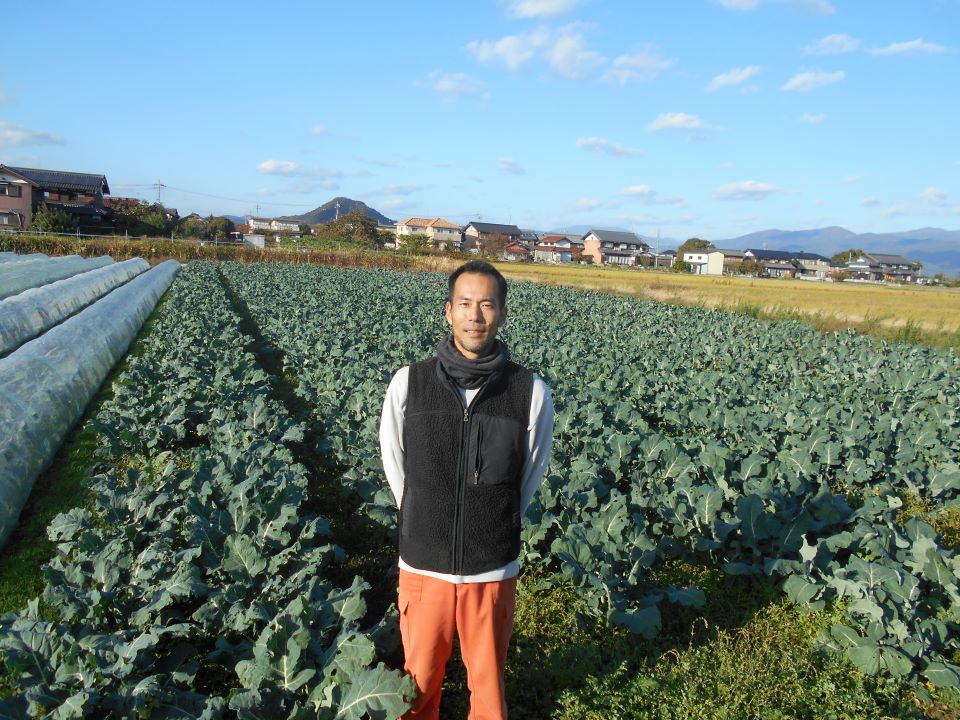 松井 彰 氏の圃場前にて