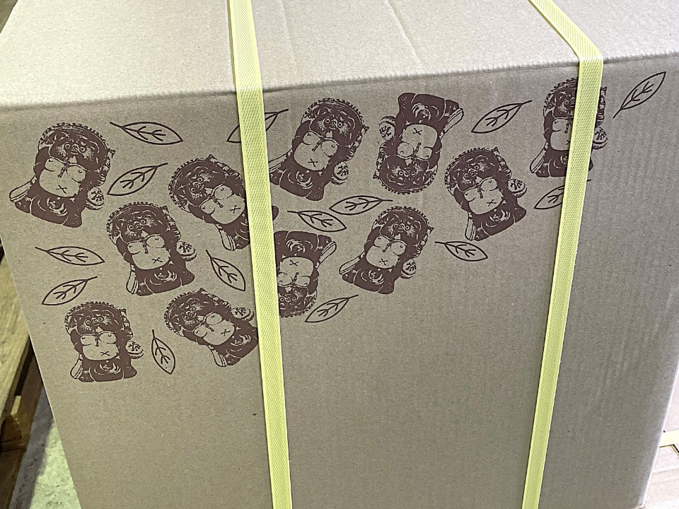 たぬきが描かれたJAから出荷される朝宮茶の段ボール箱