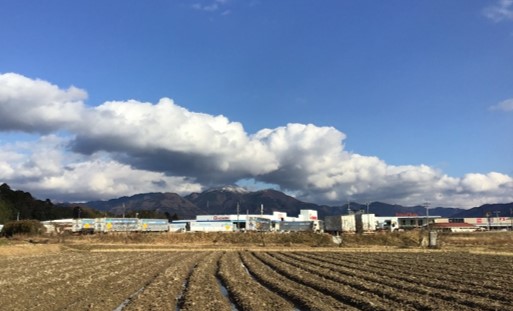 作業場から見える鈴鹿山麓の風景