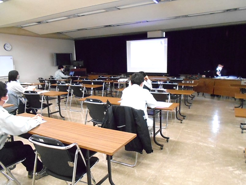 会場参加とズーム配信の２形態による説明会