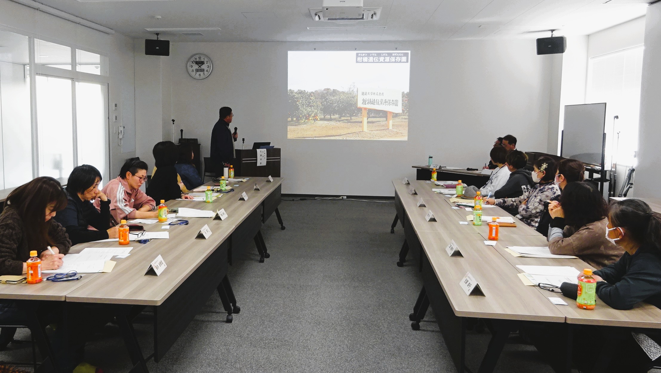 メモを取りながら講義を聞く参加者