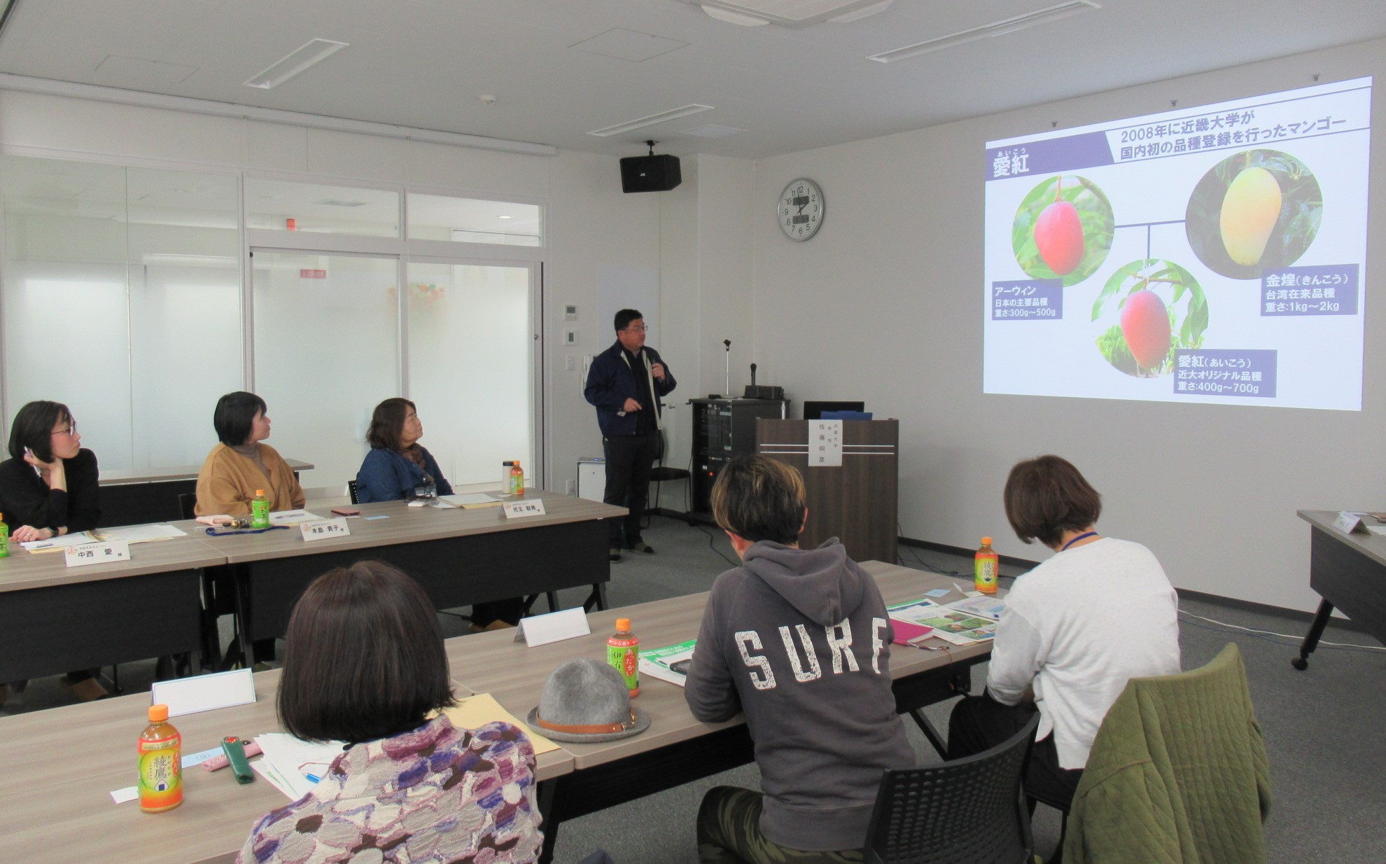 マンゴーの説明を熱心に聞き入る様子
