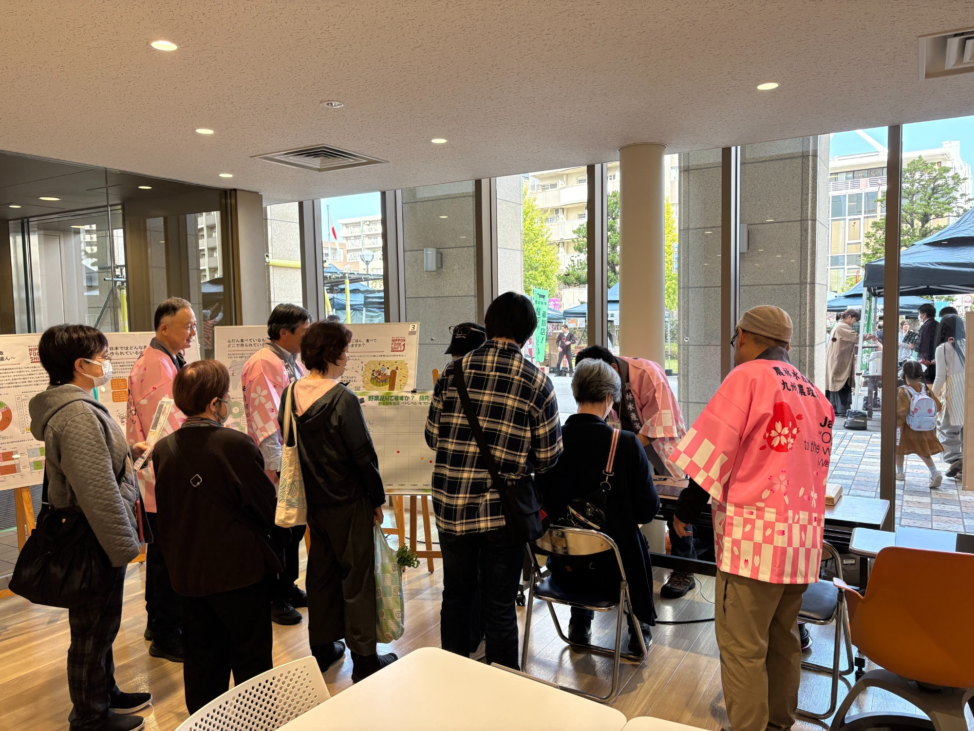 野菜摂取量測定体験に並ぶ人々の写真