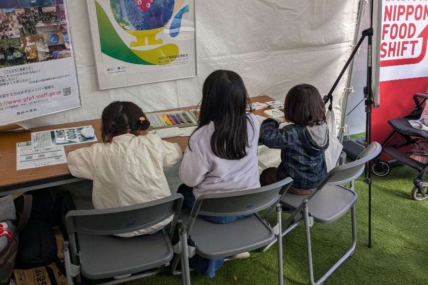 好きなおにぎりの絵を描く子供たちの写真