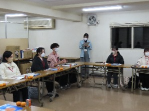 荷受けから出荷までの説明動画を視聴する様子