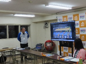 荷受けから出荷までの説明動画を視聴する様子