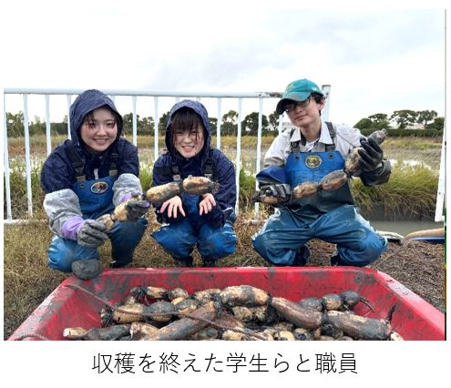 収穫を終えた学生と職員