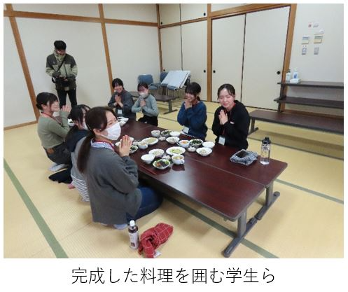 完成した料理を囲む学生