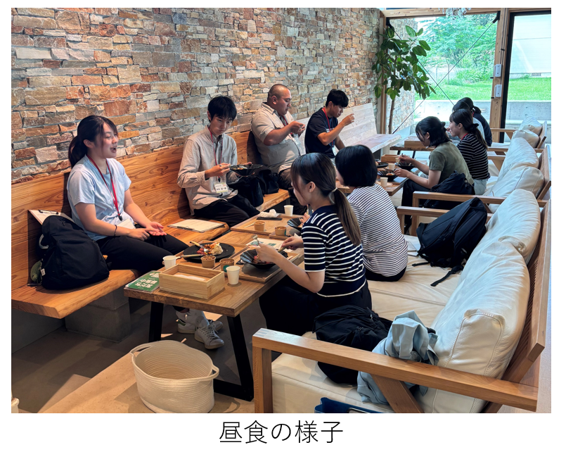 昼食の様子
