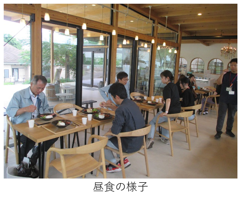 昼食の様子