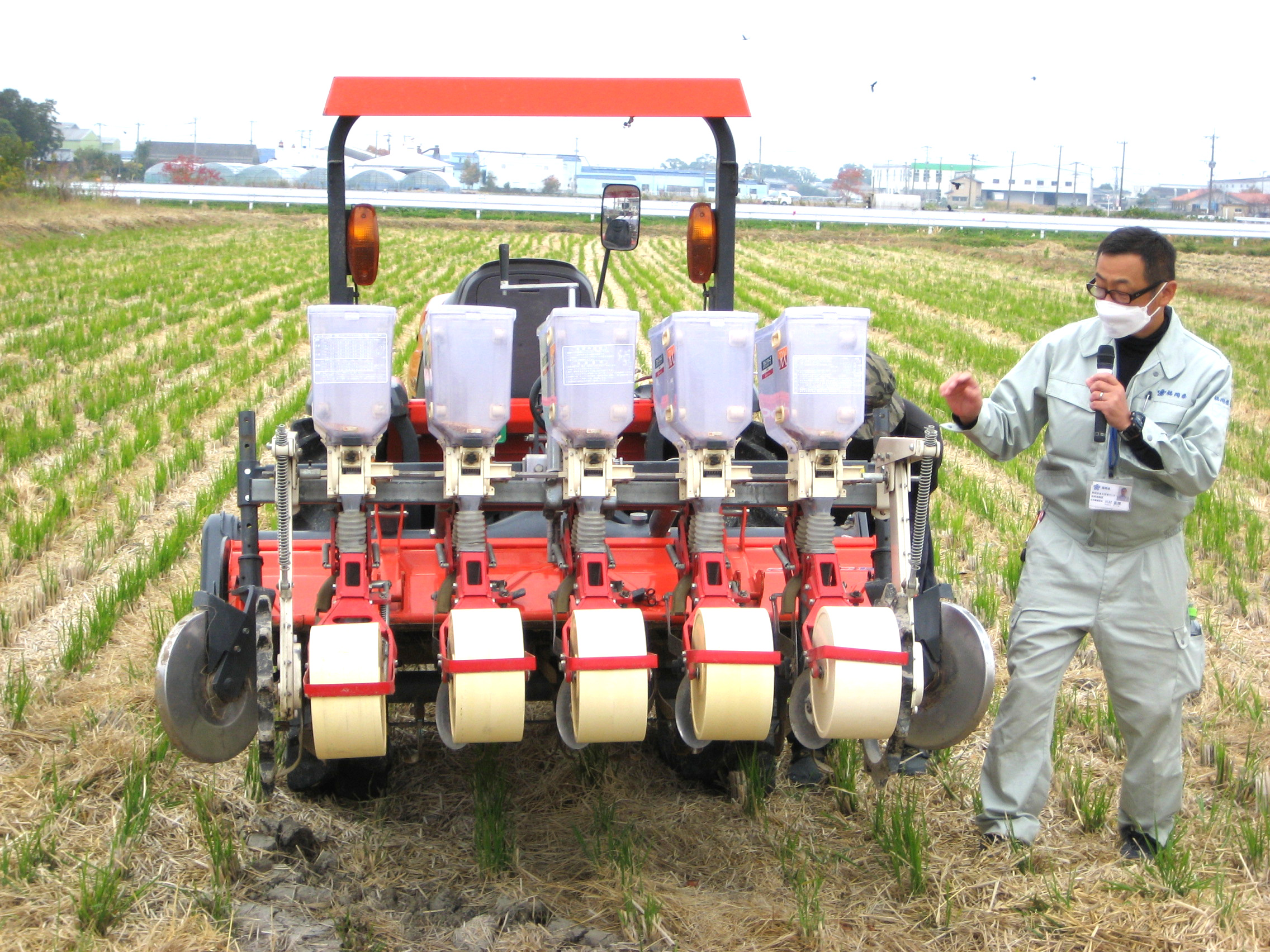 圃場で説明する普及指導員