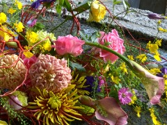 神社の手水鉢に浮かぶ切り花の拡大