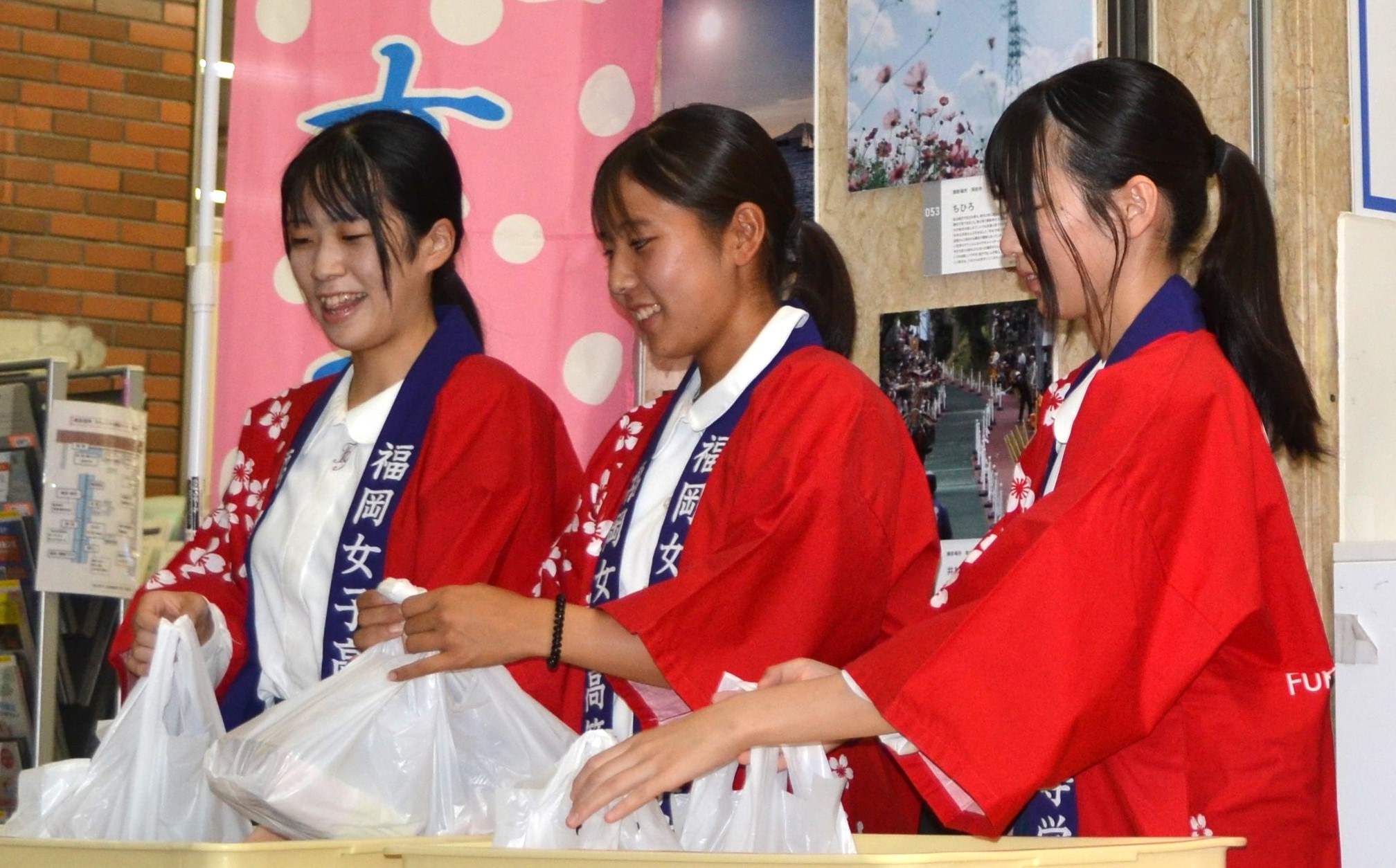 接客する3名の高校生