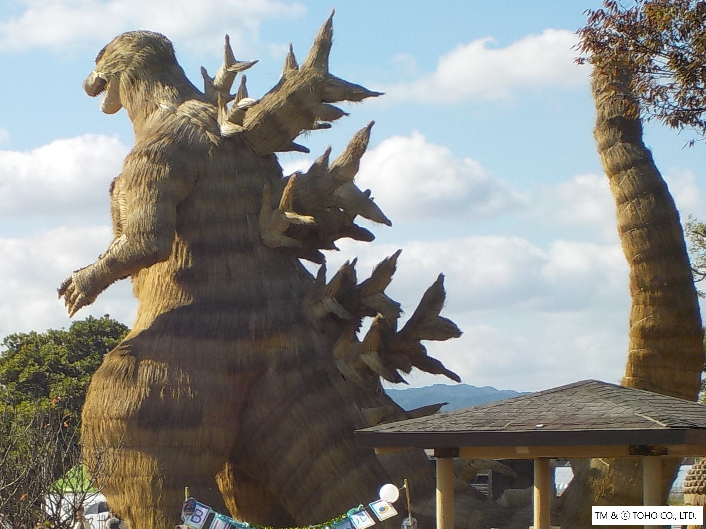 巨大わらかがしゴジラの背中越しからの全体像