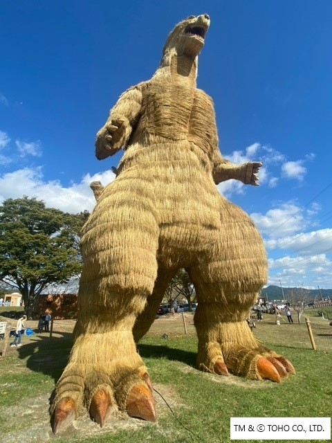 巨大わらかがしゴジラを正面から見上げた全景