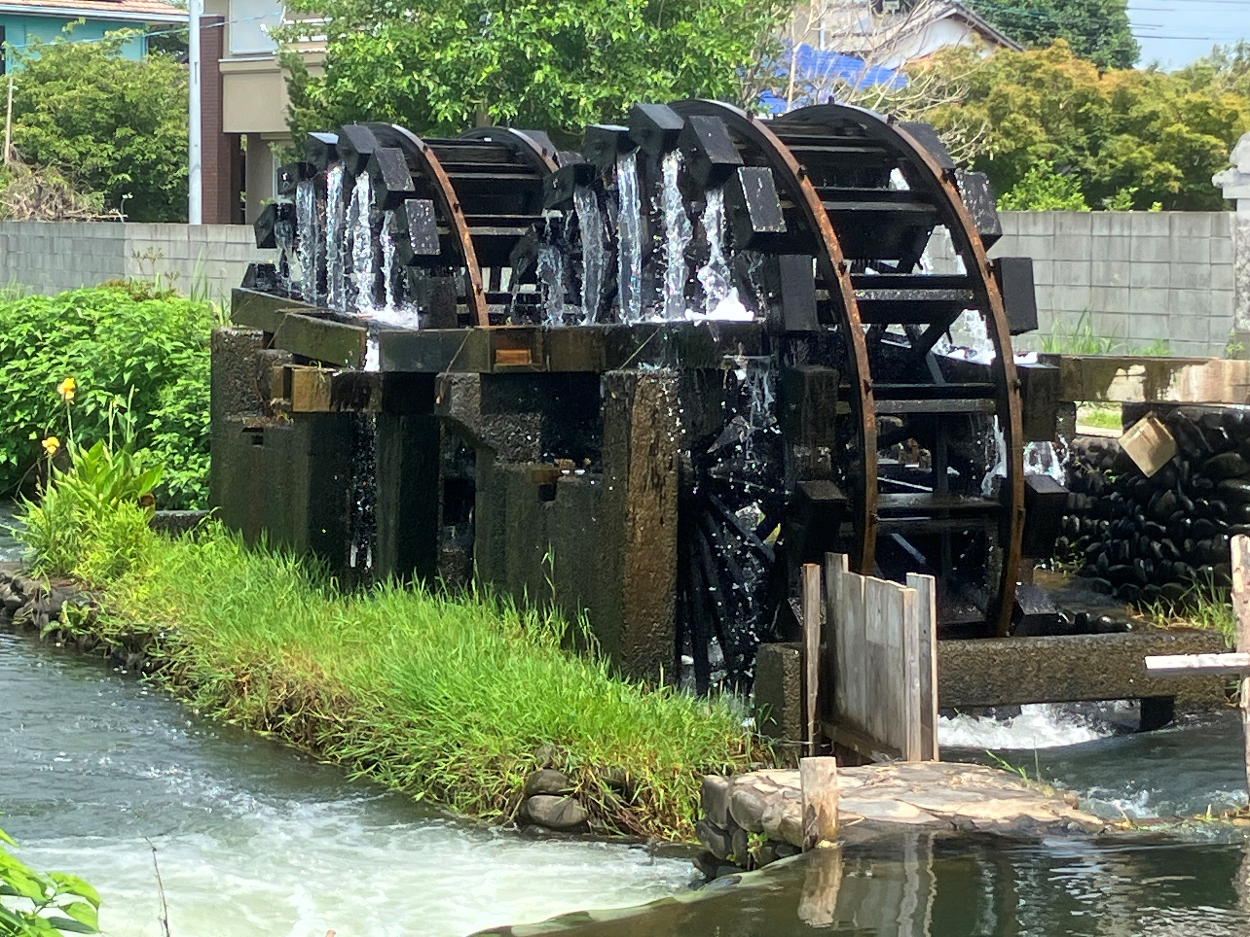 水をくみ上げている二連水車