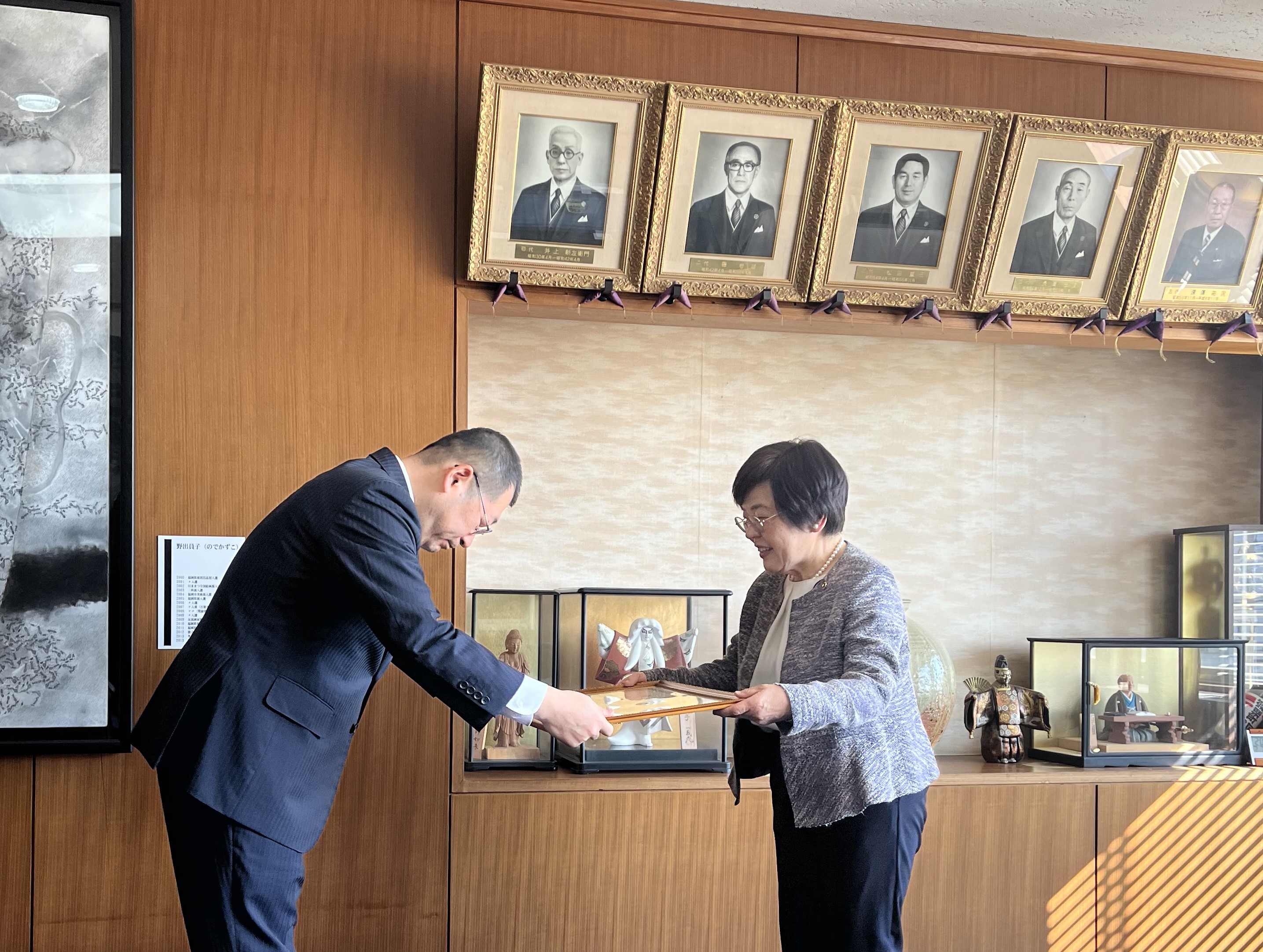 地方参事官から表彰状を授与