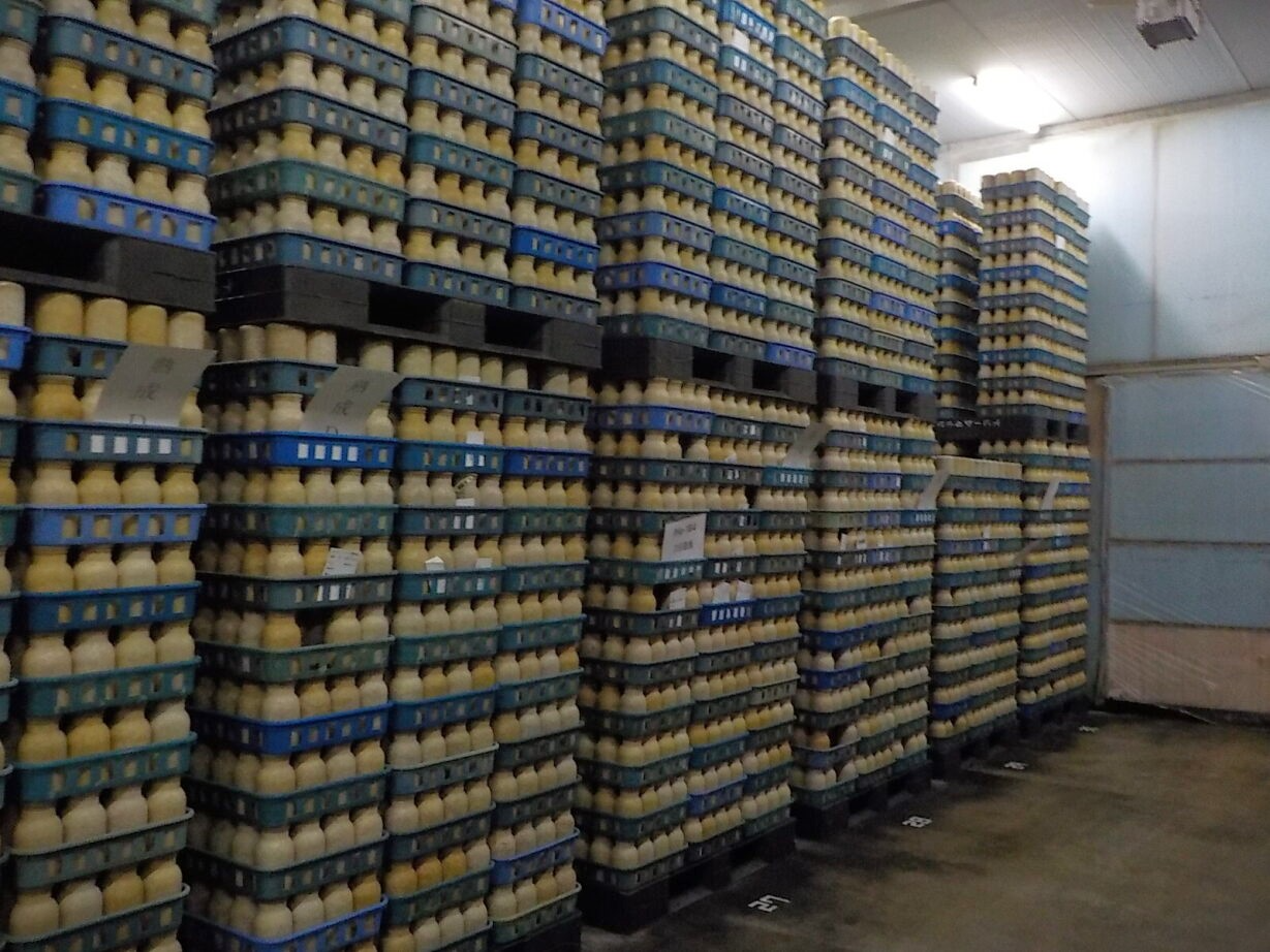 独自ブレンドの菌床で栽培