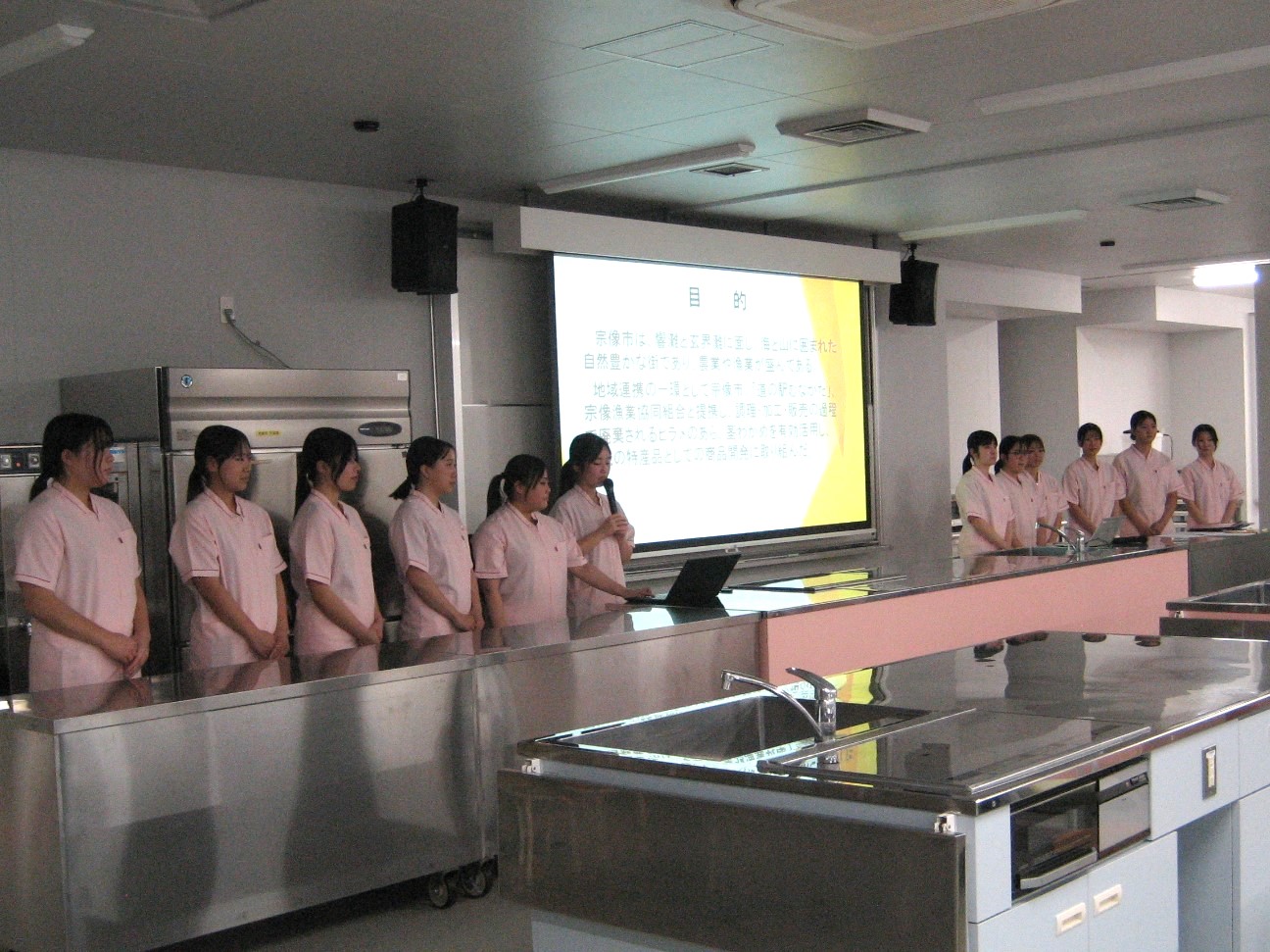 開発したメニューのレシピをプレゼンする学生たち