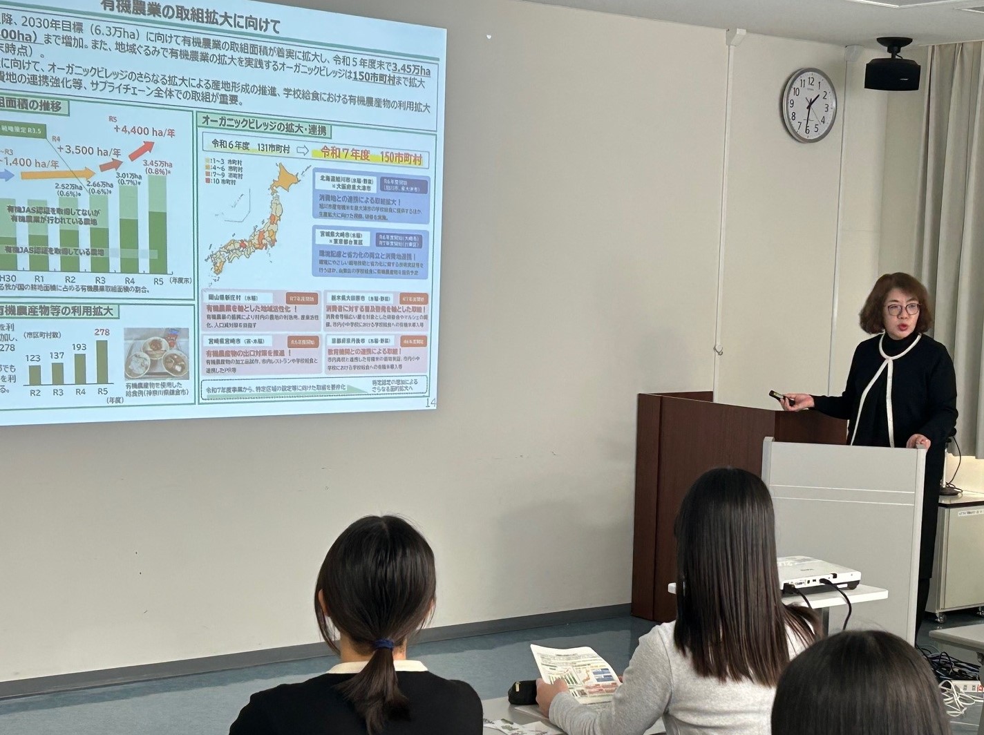 学生に説明する県拠点職員